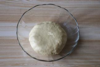 将所有面团材料混合揉成一个光滑不粘手的面团（酵母粉先倒进纯牛奶中搅拌均匀）；