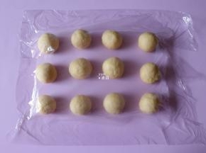 发酵好的面团排气后分成12等份，一一揉圆，盖上保鲜膜松弛15分钟；