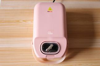 将ACA轻食机接通电源预热3分钟；