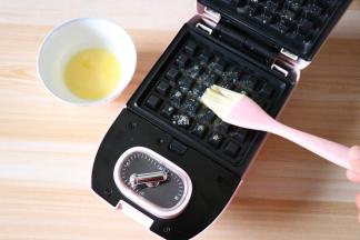 烤盘上刷一层事先融化的黄油；