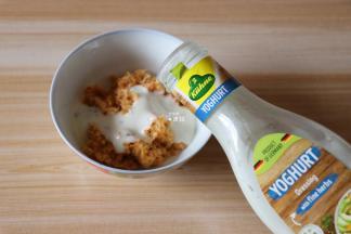 肉松中倒入冠利酸乳酪沙拉酱拌均匀；