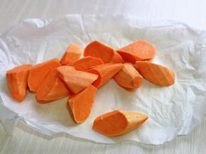 地瓜去皮。切菱形块。