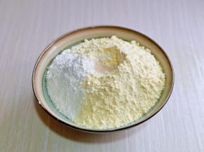 首先将两用面粉加入器具中，顶部挖个洞，加入酵母粉。