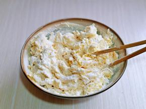 分次加入40度温水，一边搅拌成絮状。