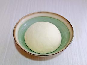 再揉成光滑的面团，放在温暖处进行发酵。(注意保持面团湿度)