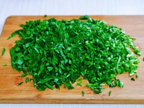 韭菜洗干净，切碎。