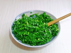 切好的韭菜放入器具中，加入食用油搅拌均匀，放旁边备用。