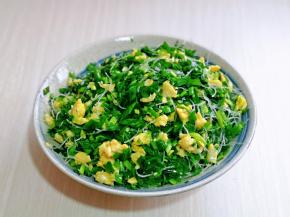 鸡蛋碎与切好的粉丝加入韭菜器具中，加入盐，生抽，十三香搅拌均匀。(也可以根据个人喜好调味)