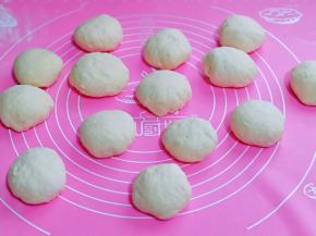 发酵好的面团揉圆排气，再分割等份的小面团，揉圆，取一个面团用擀面杖擀圆饼，再包上馅捏紧，再捏出自己喜欢的花边，撒上黑芝麻就可以啦！