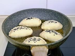 起油锅，摆入包好的盒子，间隔距离哈。