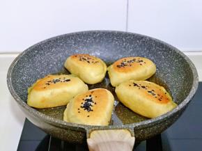 小火烙至两面金黄就可以啦！