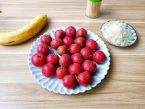 山楂可以搭配自己爱吃的水果来做冰糖葫芦。