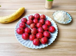 山楂可以搭配自己爱吃的水果来做冰糖葫芦。