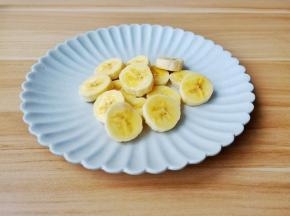 香蕉剥皮切片【不能切太薄】