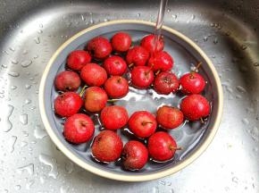 山楂清水冲洗去表面的灰尘。