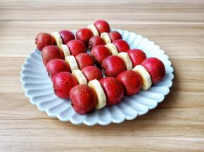 用牙签把山楂与香蕉串起来。