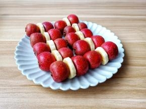 用牙签把山楂与香蕉串起来。