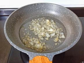 100克的清水或者开水加100克的冰糖【冰糖最好挑选碎碎的，熬的快一点】