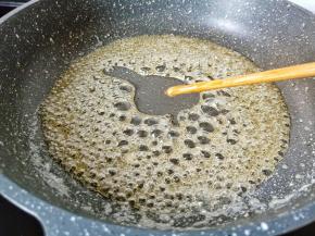 检验糖稀有没有熬好，拿筷子蘸一点迅速放入冷水碗里，拿起筷子糖稀边硬说明熬好了。