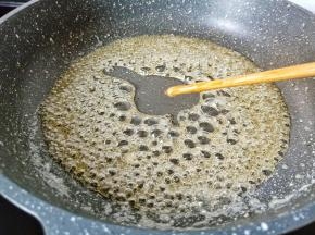 检验糖稀有没有熬好，拿筷子蘸一点迅速放入冷水碗里，拿起筷子糖稀边硬说明熬好了。