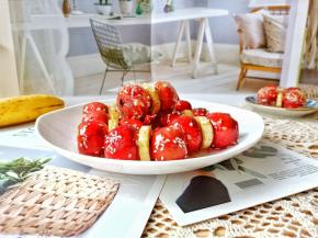 放冰糖葫芦的盘子刷一次油，防止粘盘、冰糖葫芦之间也要留一点空隙。