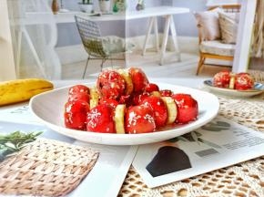 放冰糖葫芦的盘子刷一次油，防止粘盘、冰糖葫芦之间也要留一点空隙。