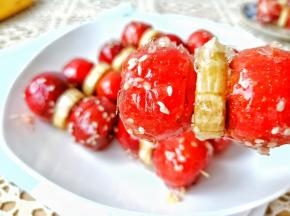 冰糖葫芦外层裹着透明的一层糖稀，一咬嘎嘣脆！