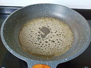 熬糖稀全程开小火，不能用铲子，轻轻晃动锅就可以。