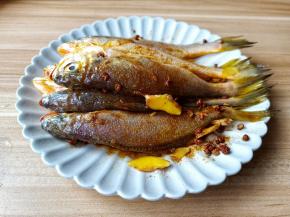 轻轻抓鱼，让调味料裹满鱼身，腌制15分钟入味。