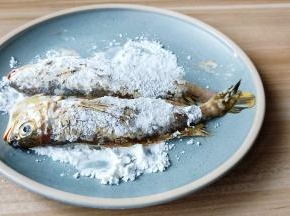 盘里放一点玉米淀粉，放入鱼裹一层淀粉。