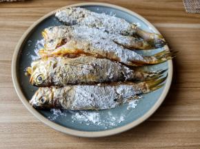 全部鱼裹好再一起煎。