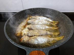 锅里多放一点油，放一点点生姜片下小梅鱼煎。