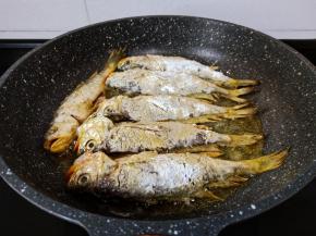 鱼大的话就开中小火煎，可以里外一起熟透。