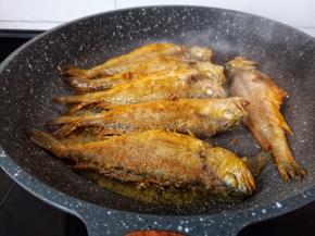 煎到梅鱼两面金黄就可以。