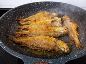 煎到梅鱼两面金黄就可以。