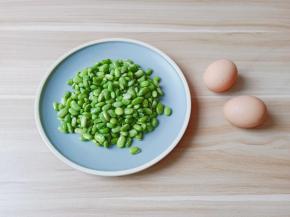 准备毛豆与鸡蛋。
