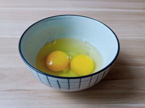 鸡蛋加1克盐与料酒【料酒不仅去腥，煎的时候会更加蓬松】