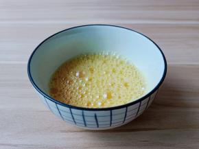 用筷子顺着一个方向搅拌均匀。