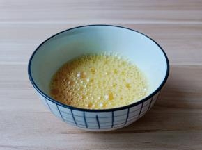 用筷子顺着一个方向搅拌均匀。