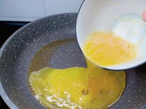 锅里放少许的油，油温三成热倒入鸡蛋液。