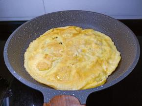 一面煎好翻面煎熟。