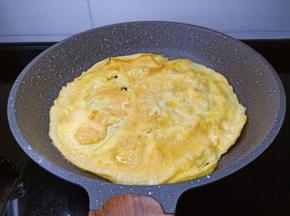 一面煎好翻面煎熟。