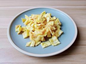 煎好的鸡蛋切小丁。