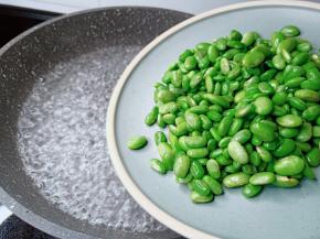 锅里水开下毛豆焯熟。