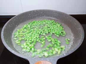 待毛豆熟透就可以捞出控水。