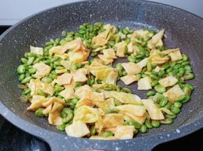 翻炒均匀就可以起锅了！