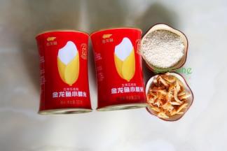 食材：金龙鱼小鲜米、虾皮、白芝麻、葱白、花生油、盐、五香粉。