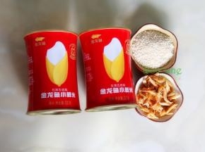 食材：金龙鱼小鲜米、虾皮、白芝麻、葱白、花生油、盐、五香粉。