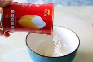金龙鱼小鲜米倒入淘米盆，用清洗清洗二遍。开罐之后能闻到阵阵大米的清香，粒粒饱满，自然的光泽。