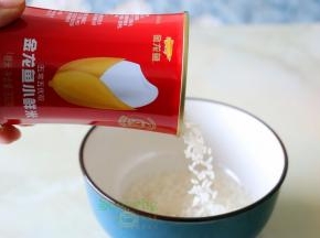 金龙鱼小鲜米倒入淘米盆，用清洗清洗二遍。开罐之后能闻到阵阵大米的清香，粒粒饱满，自然的光泽。